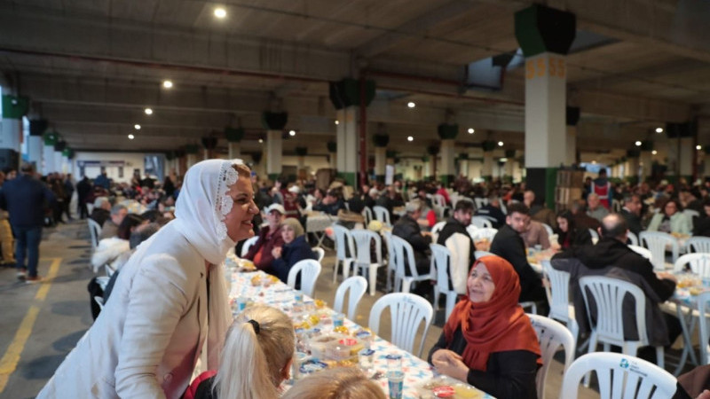 Hürriyet, ilk iftarı İzmitlilerle birlikte yaptı