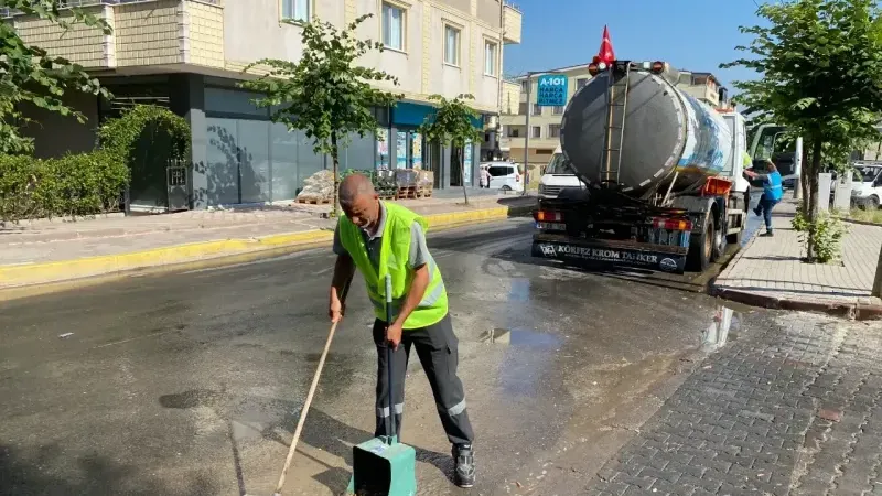 Darıca’da Ekipler Mahallelerde Köşe Bucak Temizlik Yapıyor